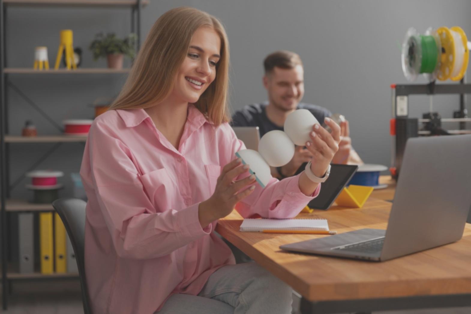 Consultor financiero analizando documentos y gráficos de planificación